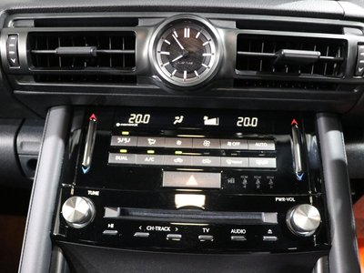 صورة 31 لـ 2024 Lexus IS