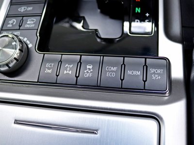 صورة 37 لـ 2017 Toyota LAND CRUISER 200