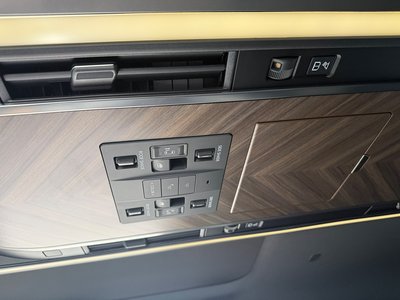 2025 Lexus LM thumbnail 25