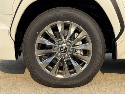صورة 41 لـ 2025 Toyota LAND CRUISER 300