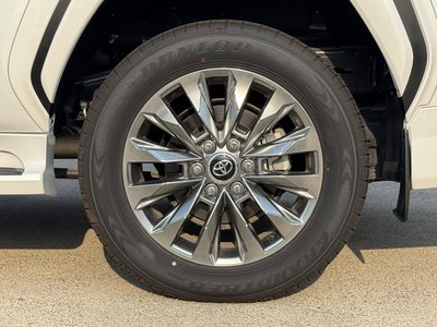 صورة 42 لـ 2025 Toyota LAND CRUISER 300