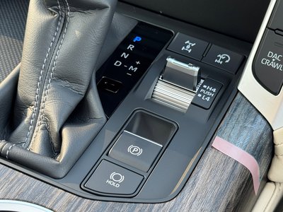 صورة 63 لـ 2025 Toyota LAND CRUISER 300