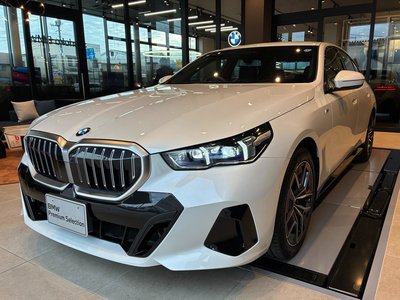 2025 BMW 5 SERIES photo 1