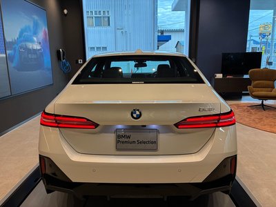 2025 BMW 5 SERIES photo 4