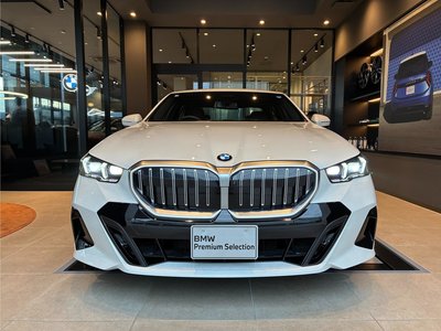 2025 BMW 5 SERIES photo 2