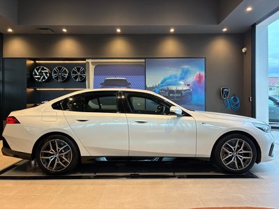 2025 BMW 5 SERIES photo 3