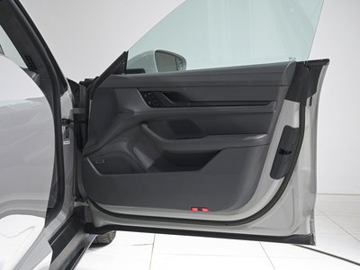 2023 Porsche TAYCAN thumbnail 31