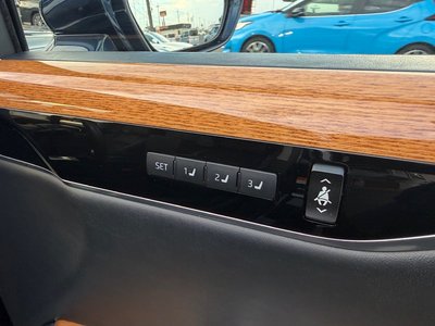 صورة مصغرة 60 لـ 2018 Toyota CENTURY