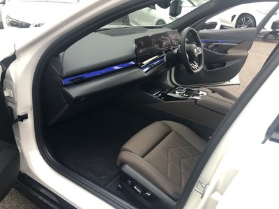 2025 BMW 5 SERIES TOURING thumbnail 32