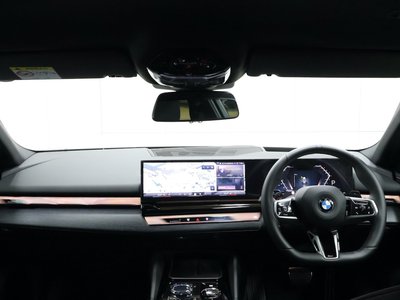 2025 BMW 5 SERIES TOURING thumbnail 38