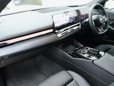 2025 BMW 5 SERIES TOURING thumbnail 30