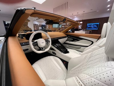 صورة 8 لـ 2024 Aston Martin DB12 VOLANTE