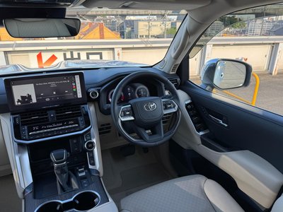 صورة 46 لـ 2025 Toyota LAND CRUISER 300