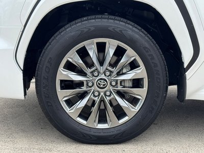 صورة 42 لـ 2025 Toyota LAND CRUISER 300