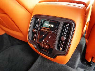 2025 Aston Martin DBX — миниатюра 55