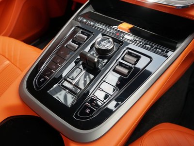 2025 Aston Martin DBX — миниатюра 28