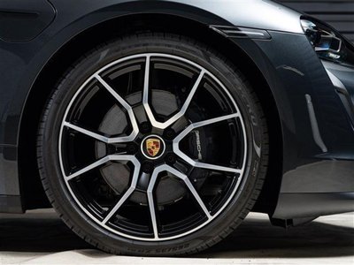 2024 Porsche TAYCAN photo 9