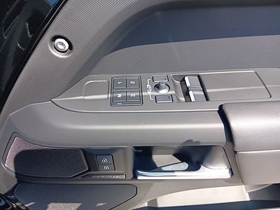 2025 LAND Rover DEFENDER thumbnail 25
