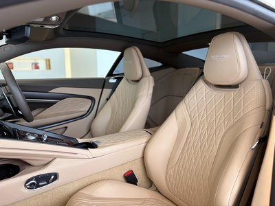 2025 Aston Martin DB12 照片 2