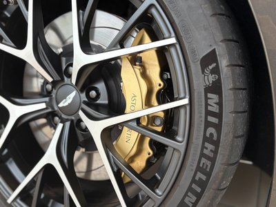 2025 Aston Martin DB12 照片 16