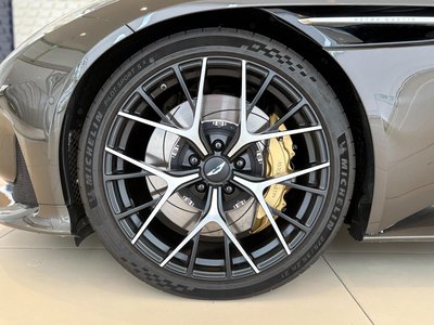 2025 Aston Martin DB12 照片 15