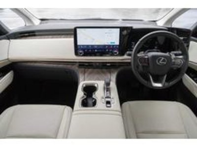 2025 Lexus LM thumbnail 29