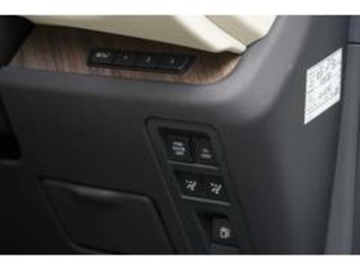 2025 Lexus LM thumbnail 22