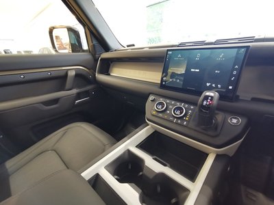 2025 LAND Rover DEFENDER thumbnail 37