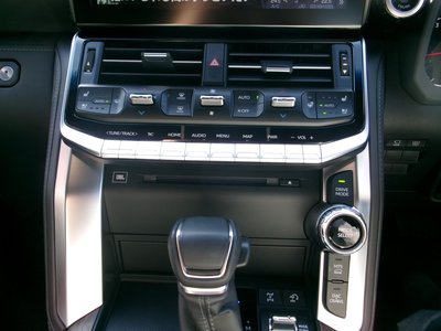 صورة 30 لـ 2024 Toyota LAND CRUISER 300