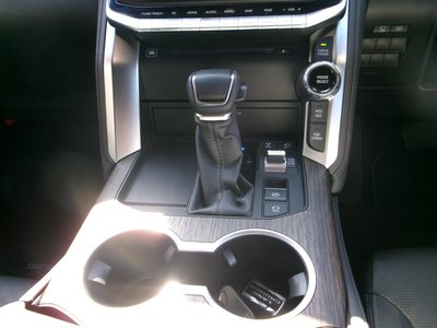 صورة 32 لـ 2024 Toyota LAND CRUISER 300