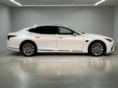 2023 Lexus LS photo 3