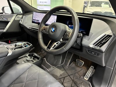 2025 BMW IX photo 8