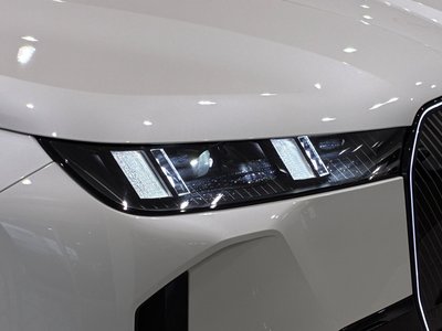 2025 BMW IX thumbnail 42