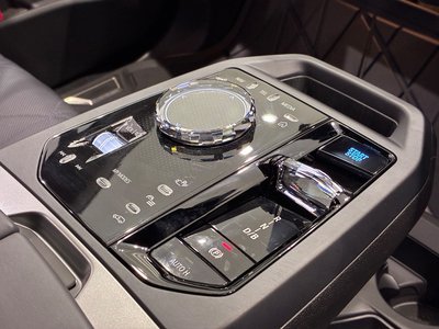 2025 BMW IX thumbnail 22