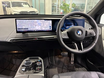 2025 BMW IX thumbnail 17