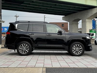 2025 Toyota LAND CRUISER 300 photo 8