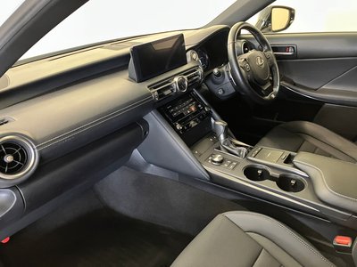 2021 Lexus IS — миниатюра 16