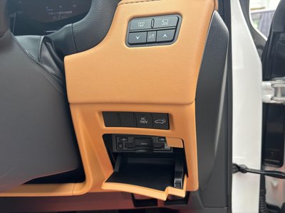 2025 Lexus LX thumbnail 31
