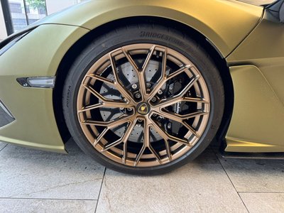 صورة 38 لـ 2024 Lamborghini REVUELTO