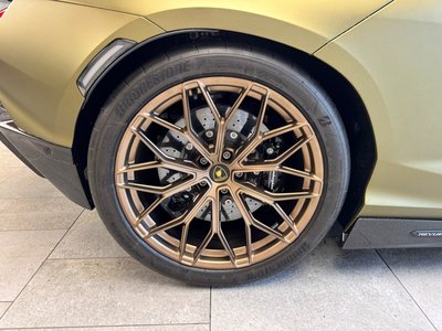 صورة 40 لـ 2024 Lamborghini REVUELTO