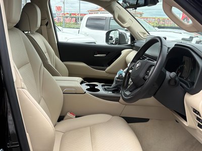 2025 Toyota LAND CRUISER 300 thumbnail 18