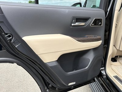 2025 Toyota LAND CRUISER 300 thumbnail 32