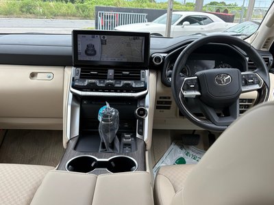 2025 Toyota LAND CRUISER 300 thumbnail 37