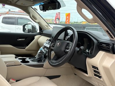 2025 Toyota LAND CRUISER 300 thumbnail 17