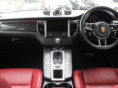 2018 Porsche MACAN thumbnail 33