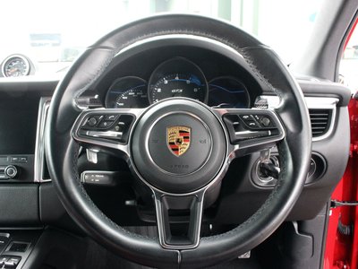 2018 Porsche MACAN photo 15