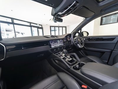 2021 Porsche CAYENNE thumbnail 40