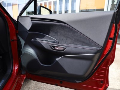 2025 Lexus LBX — миниатюра 22