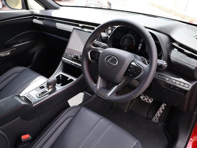 2025 Lexus LBX — миниатюра 10