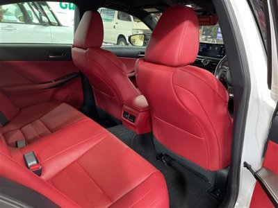 2023 Lexus IS thumbnail 28
